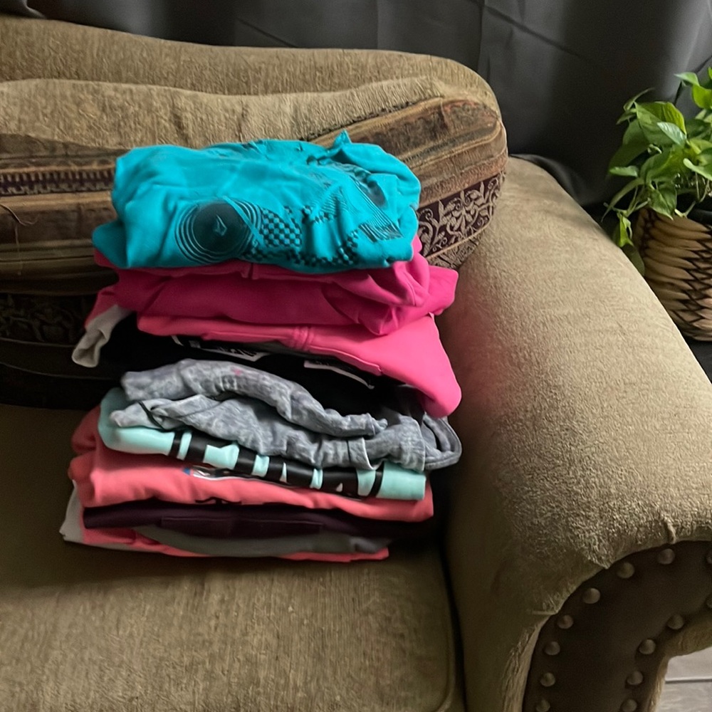 Pack of sweaters first come first serve! 14 total. Pink, volcom, fly, Roxy, aero